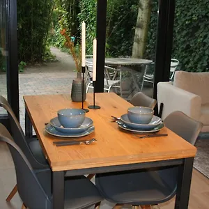  Couette-café Behind The Tree